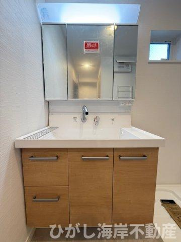 平塚市龍城ヶ丘　新築戸建　全３棟の独立洗面台|三面鏡化粧台