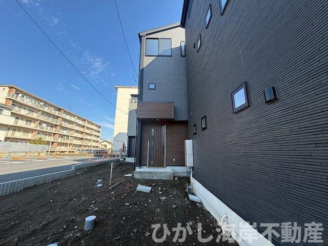 平塚市龍城ヶ丘　新築戸建　全３棟の前面道路含む現地写真|1月9日撮影　外構工事中　現地外観