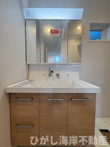 平塚市龍城ヶ丘　新築戸建　全３棟の独立洗面台|三面鏡化粧台