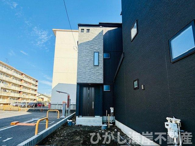 平塚市龍城ヶ丘　新築戸建　全３棟の前面道路含む現地写真|2月13日撮影　外構工事中　現地外観