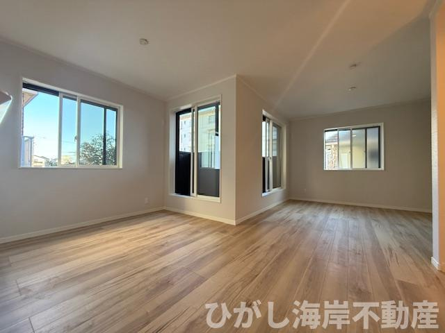 平塚市龍城ヶ丘　新築戸建　全３棟の居間・リビング|18.5帖　LDK