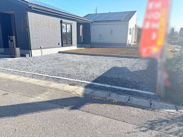 第1下妻市鎌庭　新築戸建て　1号棟の駐車場|カースペースは3台完備。ゲスト用のスペースも確保できますね♪