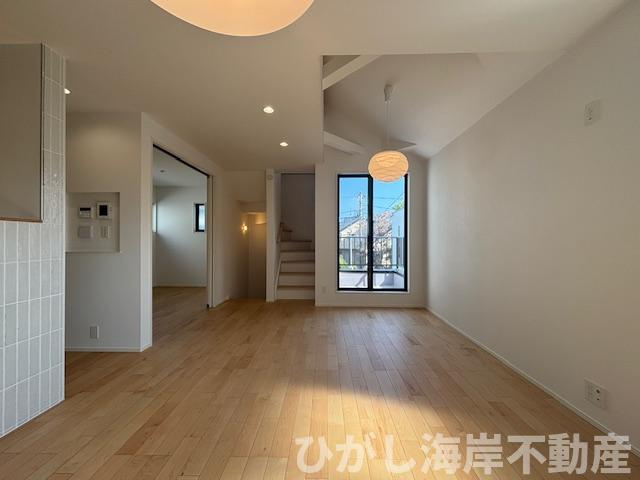 藤沢市鵠沼松が岡４丁目　新築戸建　全４棟の居間・リビング|15.6帖　開放感のある吹抜のLDK