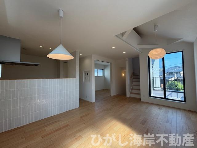 藤沢市鵠沼松が岡４丁目　新築戸建　全４棟の居間・リビング|15.6帖　開放感のある吹抜のLDK