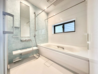 【浴室】 | 宇治市伊勢田町名木２丁目　中古戸建 | 足を伸ばせる浴槽で1日の疲れをリフレッシュできます。浴室乾燥機付きですので、浴室のカビ防止や急な洗濯物も安心です。