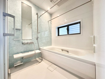 【浴室】 | 宇治市伊勢田町名木２丁目　中古戸建 | 足を伸ばせる浴槽で1日の疲れをリフレッシュできます。浴室乾燥機付きですので、浴室のカビ防止や急な洗濯物も安心です。