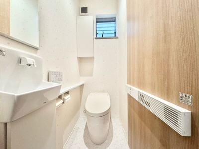【トイレ】 | 宇治市伊勢田町名木２丁目　中古戸建 | タンクレストイレでお掃除がラクラク。手洗い場付きですので、いつも清潔に保てます。
暖房便座、温水洗浄機能付きで寒い季節も安心です。