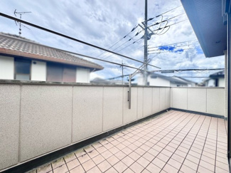 【バルコニー】 | 宇治市伊勢田町名木２丁目　中古戸建 | バルコニーは南向きで陽当り良好です。広々としたＬ型バルコニーですので、イスを置いて読書など優雅なプライベート空間を堪能できます。