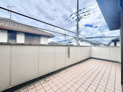 【バルコニー】 | 宇治市伊勢田町名木２丁目　中古戸建 | バルコニーは南向きで陽当り良好です。広々としたＬ型バルコニーですので、イスを置いて読書など優雅なプライベート空間を堪能できます。