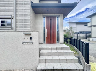 【外観】 | 宇治市伊勢田町名木２丁目　中古戸建 | スーパー、コンビニ、ドラッグストアが徒歩7分圏内に点在しているので、毎日のお買物も助かります。