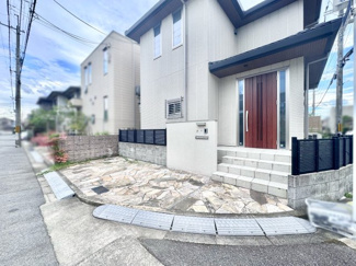 【駐車場】 | 宇治市伊勢田町名木２丁目　中古戸建 | 1台分の駐車スペースがございます。角地につき見晴らし良好ですので、落ち着いて駐車できますね。