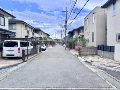【前面道路含む現地写真】 | 宇治市伊勢田町名木２丁目　中古戸建 | （株）ゆいホームでは、ご購入・ご売却・住宅ローンなどのあらゆるご相談にお応えします。 もちろん相談は無料です！まずはお気軽にお電話下さい。