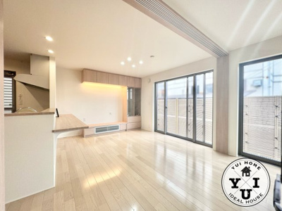 【居間・リビング】 | 宇治市伊勢田町名木２丁目　中古戸建 | 2018年築のヘーベルハウス施工！！床暖房や食器洗浄乾燥機など生活便利な設備が充実しています。
落着いた雰囲気の閑静な住宅地に位置し、北西角地で開放感のある立地です。