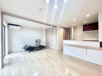 【居間・リビング】 | 宇治市伊勢田町名木２丁目　中古戸建 | 収納可能な間仕切り戸が備え付けられているので、用途に合わせて仕切りができます。仕切り戸を開放すると17.3帖のゆったりとしたLDKになります。
