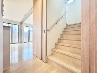 【内装】 | 宇治市伊勢田町名木２丁目　中古戸建 | リビングはもちろん、廊下部分にも床暖房が敷かれているので寒い季節も足元からポカポカです。