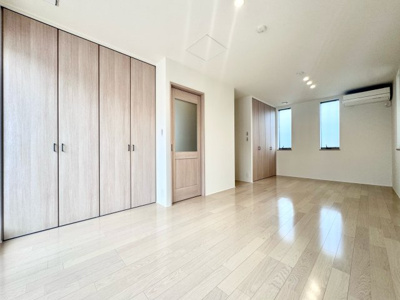 【洋室】 | 宇治市伊勢田町名木２丁目　中古戸建 | こちらは11.3帖の洋室です。広々とした空間でプライベートな時間をゆったりとお過ごしいただけます。間仕切り壁を設けて2部屋としても使用できます。