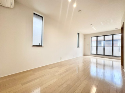 【洋室】 | 宇治市伊勢田町名木２丁目　中古戸建 | 南向きのバルコニーに面しており、温かい光が差し込み明るいお部屋です。
収納スペースが2箇所に設けられているので、間仕切り後もそれぞれのお部屋に収納スペースを確保できます。