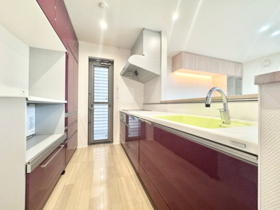 【キッチン】 | 宇治市伊勢田町名木２丁目　中古戸建 | キッチンは対面式のシステムキッチンです。IHクッキングヒーターで火傷や火事の心配が少なく安心です。備付けのカップボードがあるので食器類もしっかり収納できます。