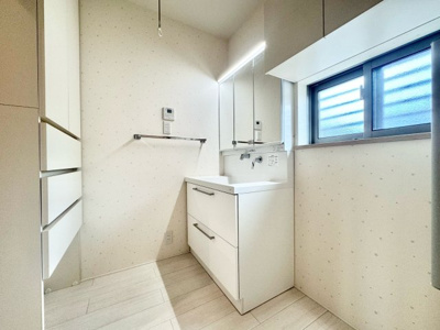 【洗面所】 | 宇治市伊勢田町名木２丁目　中古戸建 | 洗面所にはタオルなどの収納に便利な収納棚が完備されています。窓が設けられているので、湿気の溜まりやすい洗面所もしっかり換気ができます。