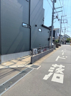 【前面道路含む現地写真】 | 松戸市殿平賀　中古戸建 | 建物内外装ともに奇麗です。