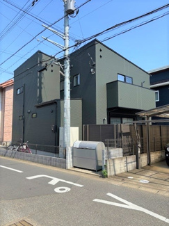 【前面道路含む現地写真】 | 松戸市殿平賀　中古戸建 | 建物面積111.37平米の大型物件