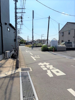 【前面道路含む現地写真】 | 松戸市殿平賀　中古戸建 | 角地のため開放感があります
