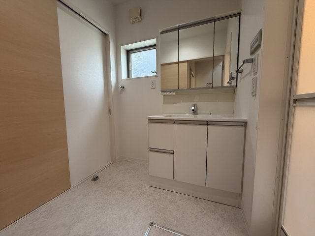 西区玉津町今津中古戸建の独立洗面台