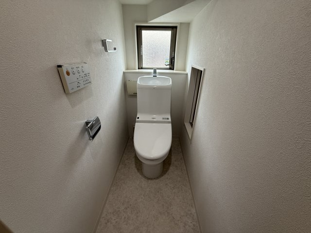 西区玉津町今津中古戸建のトイレ