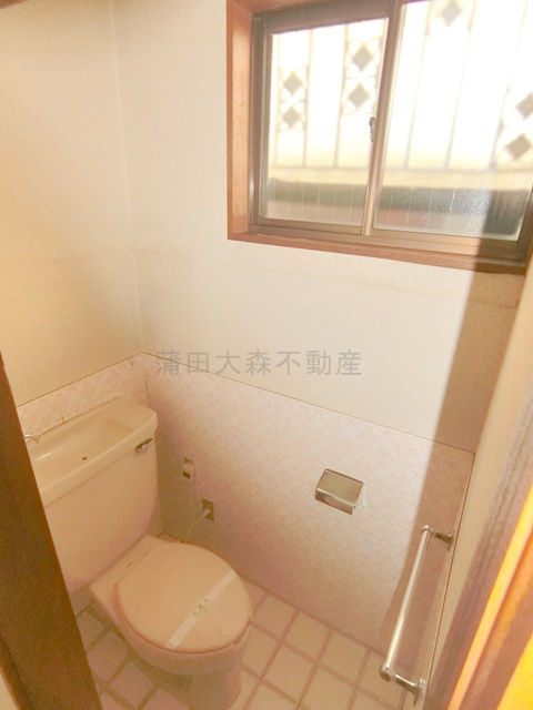 山王戸建3のトイレ|窓付きトイレ