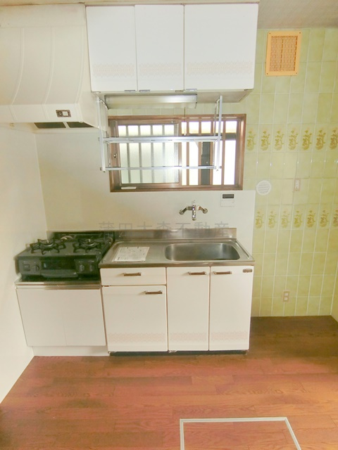 山王戸建3のキッチン|窓、2口設置型ガスコンログリル付きキッチンと冷蔵庫置き場