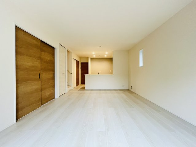 知多市八幡堀切19番1『仲介手数料無料』新築戸建ての居間・リビング