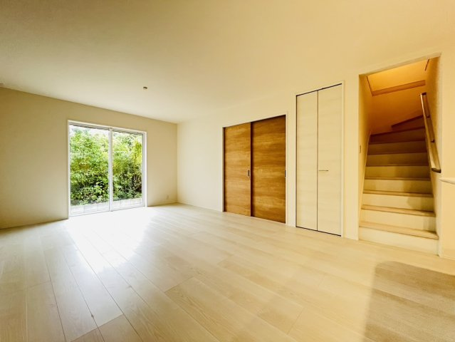 知多市八幡堀切19番1『仲介手数料無料』新築戸建ての居間・リビング