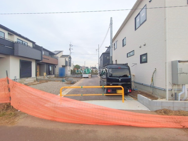 草加市新里町 新築分譲住宅 全5棟 1号棟の前面道路含む現地写真