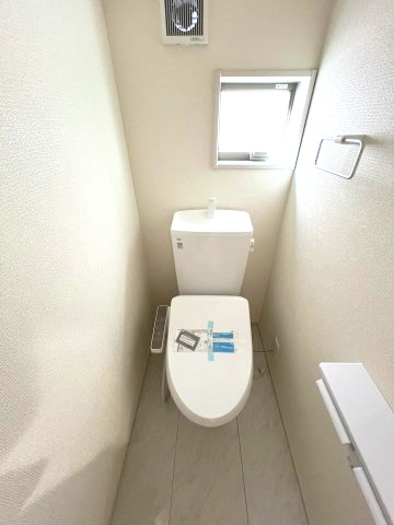 昭島市中神町2丁目　新築戸建全1棟のトイレ|1階トイレには快適な温水洗浄便座付