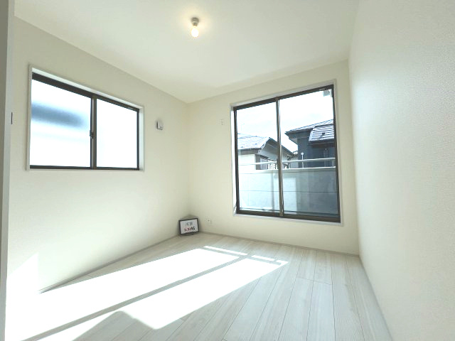 昭島市中神町2丁目　新築戸建全1棟の洋室|【洋室2】バルコニーに面した明るい5.33帖の洋室