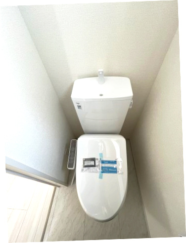 昭島市中神町2丁目　新築戸建全1棟のトイレ|2階トイレには快適な温水洗浄便座付
