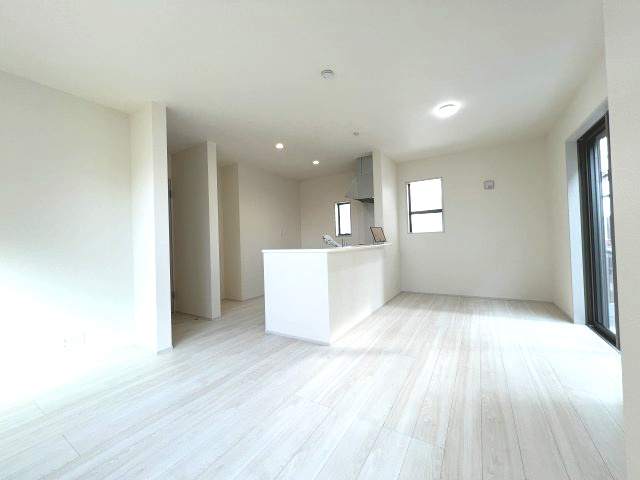 昭島市中神町2丁目　新築戸建全1棟の居間・リビング|どんなインテリアもOK！シンプルな造り、お好きなインテリアも選びたいですね。