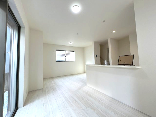 昭島市中神町2丁目　新築戸建全1棟の居間・リビング|白を基調とした開放感あふれるルームデザイン