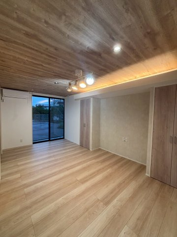 柏崎市安政町のアパートの居間・リビング