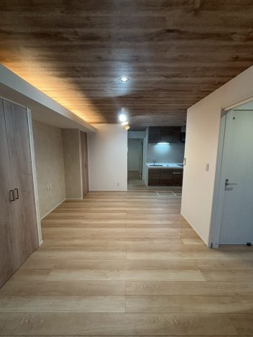 柏崎市安政町のアパートの居間・リビング