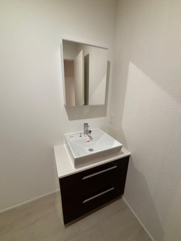 柏崎市安政町のアパートの独立洗面台