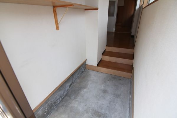 西難波町6丁目テラスの玄関