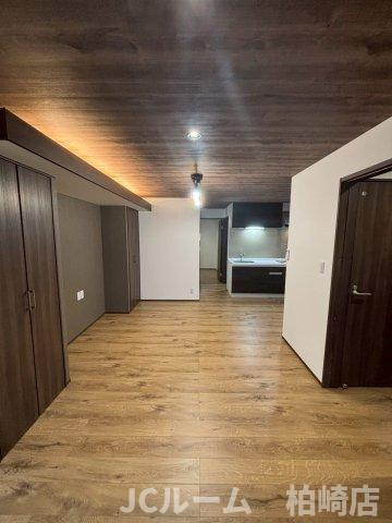 柏崎市安政町のアパートの居間・リビング