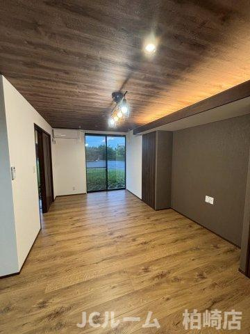 柏崎市安政町のアパートの居間・リビング