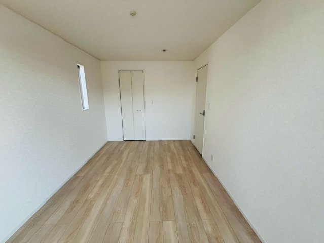 【Cradle Garden】　小山市間々田　第10　全1邸の洋室|〇洋室　7.5帖〇
バルコニーに面した主寝室にウォークインクロゼット完備！衣類の種類や使用頻度に合わせて、整頓できます（＾＾）
2025年11月撮影