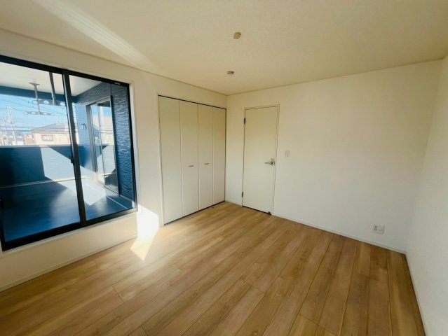 【Cradle Garden】　小山市間々田　第10　全1邸の洋室|〇洋室　7帖〇
バルコニーに面した洋室は日当たり良好です！
2025年11月撮影