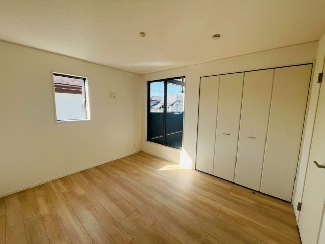 【Cradle Garden】　小山市間々田　第10　全1邸の洋室|〇洋室　7帖〇
日差しが注ぎ、心地よい空間です。各居室に収納付きで住みやすさにこだわっています！
2025年11月撮影