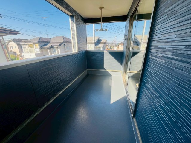 【Cradle Garden】　小山市間々田　第10　全1邸のバルコニー|〇バルコニー〇
屋根付きのインナーバルコニーなら、急な雨でも安心♪共働きのご夫婦にもおすすめです（＾＾）
2025年11月撮影