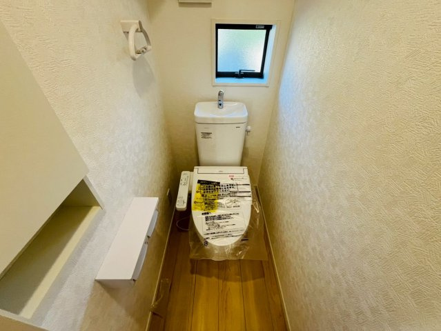 【Cradle Garden】　小山市間々田　第10　全1邸のトイレ|〇トイレ〇
収納＆タオル掛け付きトイレ。ご家族様が多いご家庭の方も安心の1、2階トイレ完備！
2025年11月撮影