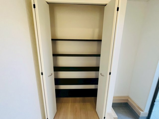 【Cradle Garden】　小山市間々田　第10　全1邸の収納|〇玄関〇
広い玄関ホールに靴などの収納スペースが付いた間取り♪おうちの顔である玄関は大切なお客様をお迎えする大切な空間です（＾＾）
2025年11月撮影